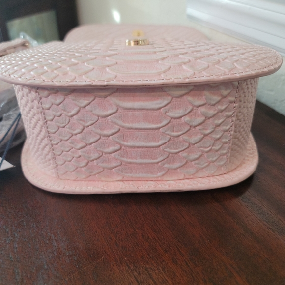 ⭐Last one⭐ Dooney & Bourke saddle flap crossbody - Picture 9 of 9